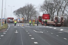 Vrachtwagen vliegt in brand op N203 bij Uitgeest
