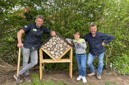 Leerlingen Bareel en Skills bouwen samen insectenhotel