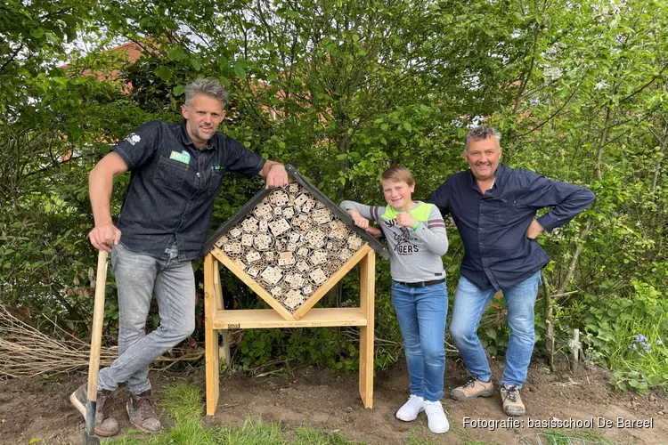 Leerlingen Bareel en Skills bouwen samen insectenhotel