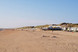 Lekker slenteren op strand Heemskerk