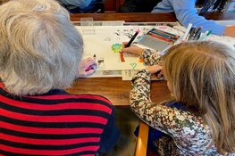 Tafelteken verbindt schoolkinderen met ouderen in zorginstellingen