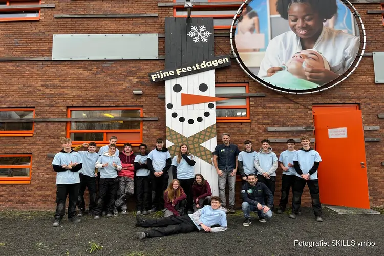 Skills VMBO maakt reusachtige sneeuwpop