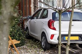 Beschonken bestuurder rijdt auto door voortuin tegen woning aan in Heemskerk