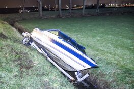 Aanhanger met net gekochte boot schiet los in Heemskerk