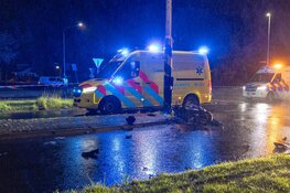 Scooterrijder komt hard ten val in Uitgeest en raakt zwaargewond