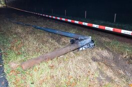 Automobilist vliegt met extreem hoge snelheid uit de bocht in Heemskerk