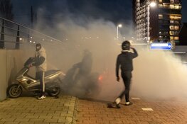 Jongeren komen bijeen om eer te bewijzen aan omgekomen verkeersslachtoffer