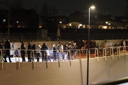 Jongeren komen bijeen om eer te bewijzen aan omgekomen verkeersslachtoffer