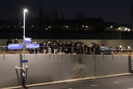 Jongeren komen bijeen om eer te bewijzen aan omgekomen verkeersslachtoffer