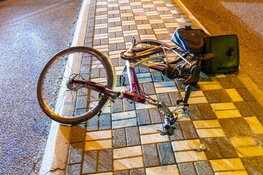 Fietser met spoed naar het ziekenhuis na botsing in Heemskerk