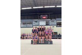 Middenbouw turnsters Toss beklommen met de teams het hoogste podium!