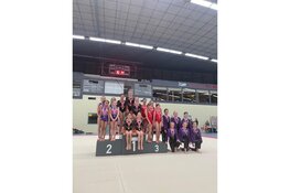 Middenbouw turnsters Toss beklommen met de teams het hoogste podium!
