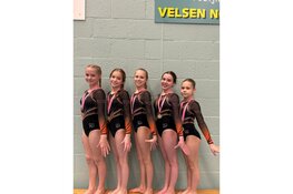 Middenbouw turnsters Toss beklommen met de teams het hoogste podium!