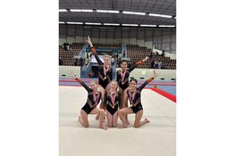 Middenbouw turnsters Toss beklommen met de teams het hoogste podium!