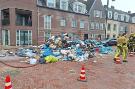 Vuilniswagen dumpt lading op straat vanwege brand