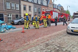 Vuilniswagen dumpt lading op straat vanwege brand