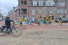 Vuilniswagen dumpt lading op straat vanwege brand