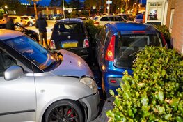 Automobilist vliegt uit bocht en ramt geparkeerde auto's