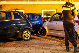 Automobilist vliegt uit bocht en ramt geparkeerde auto's