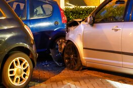 Automobilist vliegt uit bocht en ramt geparkeerde auto's
