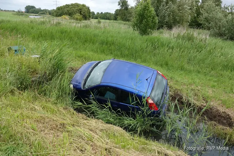 Bestuurder meegenomen door politie nadat auto in sloot belandt in Heemskerk