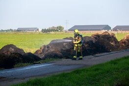 Brandweer druk bezig met brandend hooi tijdens extreme hitte
