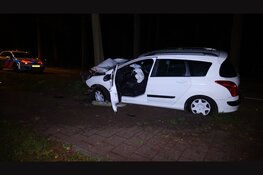 Joyrider (16) vliegt uit de bocht en ramt boom in Heemskerk