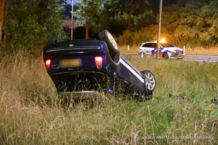 Auto over de kop langs A9 bij Uitgeest