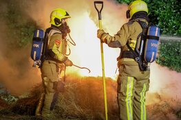 Hooibalen vatten vlam in Heemskerk