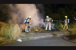 Hooibalen vatten vlam in Heemskerk