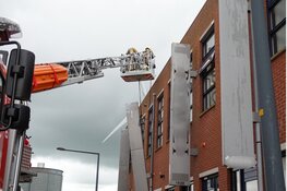 Nummeringszuil door windvlaag losgeraakt van gevel bedrijventerrein Trompet Heemskerk