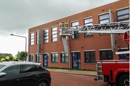 Nummeringszuil door windvlaag losgeraakt van gevel bedrijventerrein Trompet Heemskerk