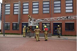 Nummeringszuil door windvlaag losgeraakt van gevel bedrijventerrein Trompet Heemskerk