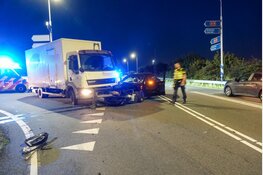 BMW total loss na aanrijding met vrachtwagen op afrit A9