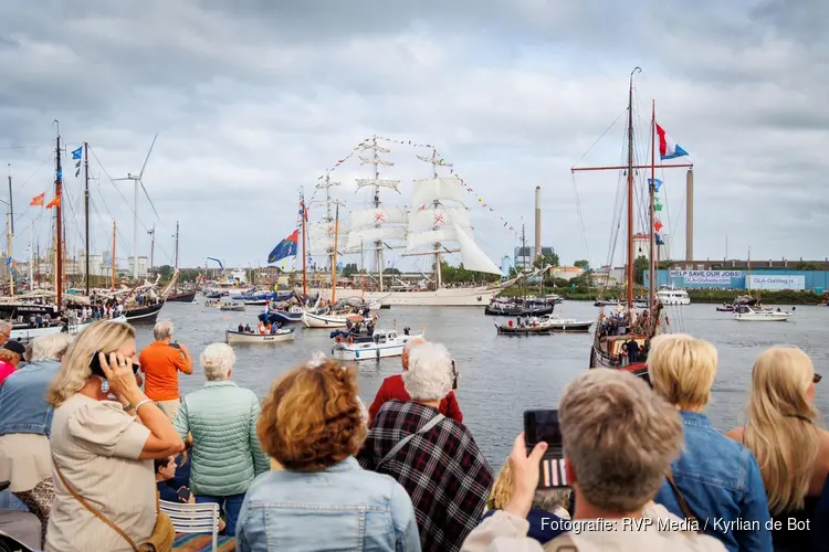 Veel bekijks bij Sail in IJmuiden tijdens vaartocht naar Amsterdam