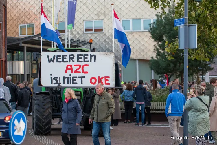 Honderden mensen voor gemeentehuis Heemskerk tegen mogelijke komst AZC