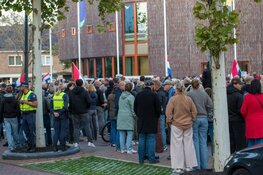 Honderden mensen voor gemeentehuis Heemskerk tegen mogelijke komst AZC