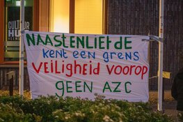 Honderden mensen voor gemeentehuis Heemskerk tegen mogelijke komst AZC