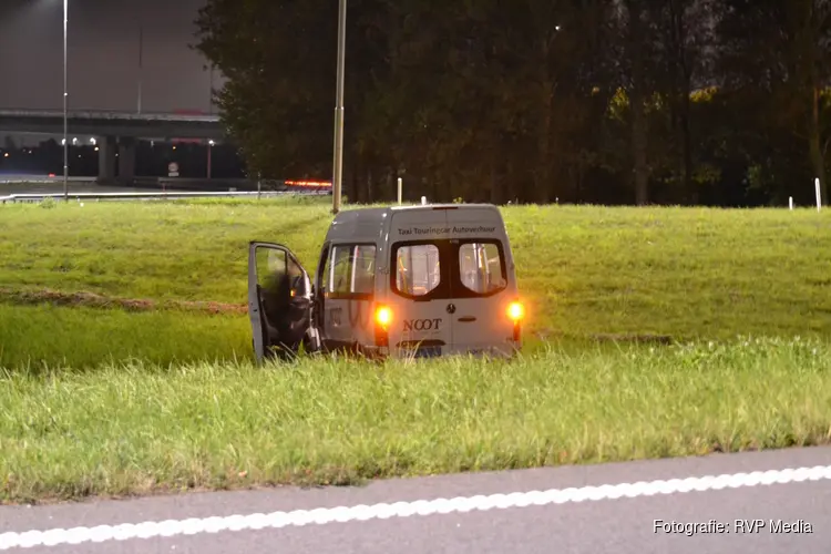 Taxibus raakt van de weg in Heemskerk