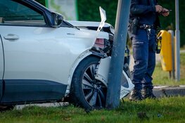 Auto botst tegen lantaarnpaal op rotonde