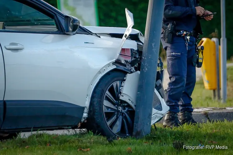 Auto botst tegen lantaarnpaal op rotonde