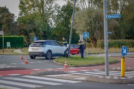 Auto botst tegen lantaarnpaal op rotonde
