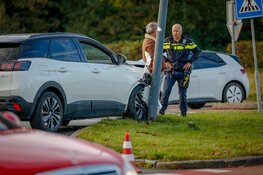 Auto botst tegen lantaarnpaal op rotonde