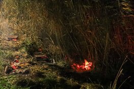 Vuurwerkpot in brand langs het water Heemskerk
