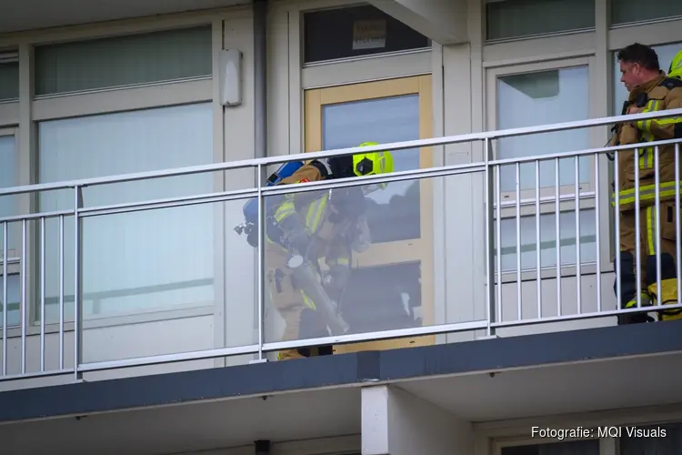 Brandweer beukt deur van flatwoning in na brandgeur