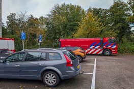 Brandweer beukt deur van flatwoning in na brandgeur