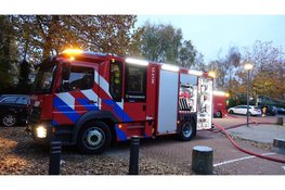 Coniferenhaag vliegt in brand bij zwembad in Heemskerk