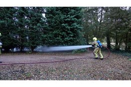 Coniferenhaag vliegt in brand bij zwembad in Heemskerk
