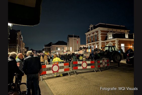 Demonstratie tegen AZC in Uitgeest: veel mensen op de been