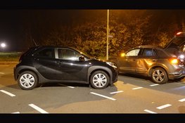 Schade na ongeval tussen twee personenauto's in Heemskerk